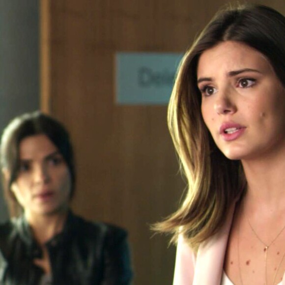 Luiza (Camila Queiroz) aceita participar da operação policial para capturar Cássio (Lucci Ferreira), na novela 'Pega Pega'