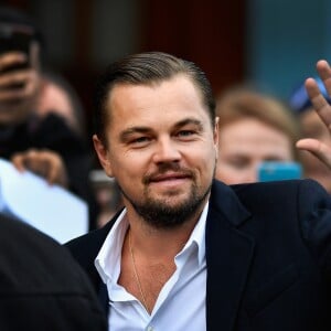Leonardo DiCaprio mandou champanhe, flores e lingerie para Bella Hadid