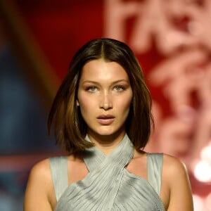 Bella Hadid agradeceu o presente, mas mandou uma mensagem afirmando que estava feliz solteira