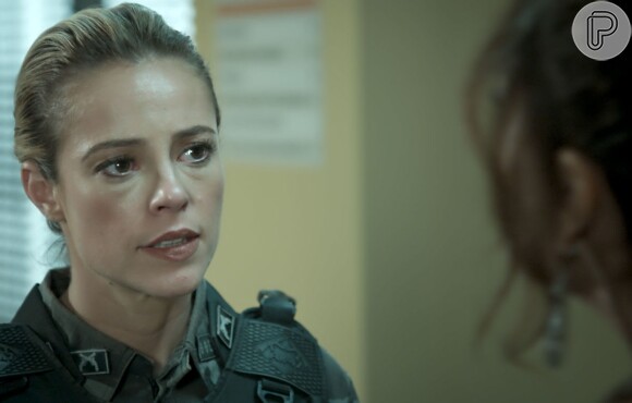Jeiza (Paolla Oliveira) questiona Bibi (Juliana Paes) sobre a barriga falsa e observa a reação nervosa dela, na novela 'A Força do Querer'