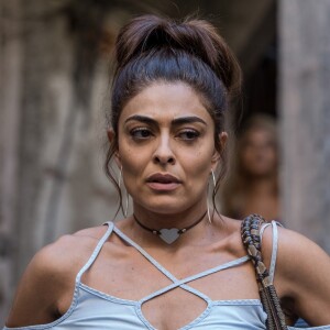 Bibi (Juliana Paes) usa uma falsa barriga de gestante para levar o dinheiro do pagamento pelo esquema de fuga de Rubinho (Emílio Dantas) e é vista por Jeiza (Paolla Oliveira), na novela 'A Força do Querer'