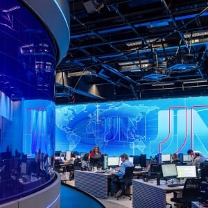 O novo estúdio do 'Jornal Nacional' tem uma tela retrátil de 16 metros e um vidro de 15 metros de largura