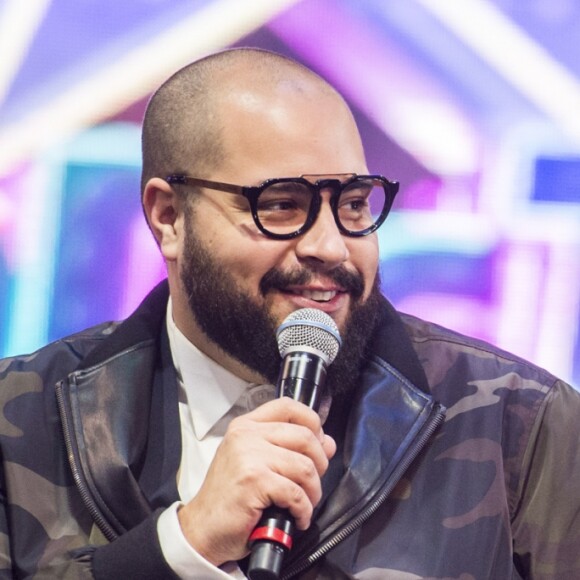 Tiago Abravanel disse não ter vontade de trocar a Globo pelo SBT, por enquanto: 'Não tem isso de me convocar, não. Me deixa aqui no meu canto'