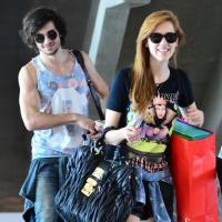 Fiuk repete camiseta florida para embarcar com Sophia Abrahão em aeroporto do RJ