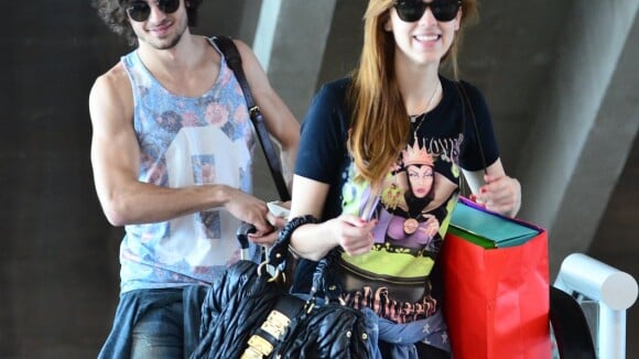 Fiuk repete camiseta florida para embarcar com Sophia Abrahão em aeroporto do RJ