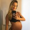 Andressa Suita postou várias fotos de seu barrigão durante sua gravidez