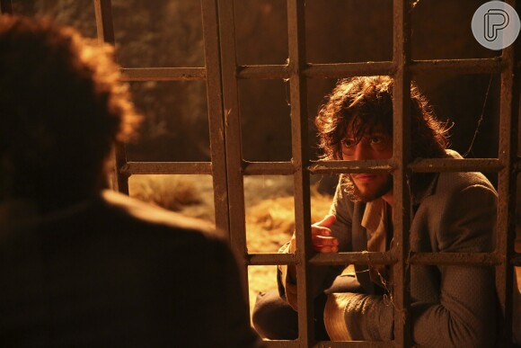 Joaquim (Chay Suede) é preso i njustamente e Libério (Felipe Silcler) vai visitá-lo, na novela 'Novo Mundo'