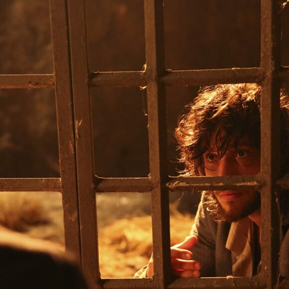 Joaquim (Chay Suede) é preso i njustamente e Libério (Felipe Silcler) vai visitá-lo, na novela 'Novo Mundo'