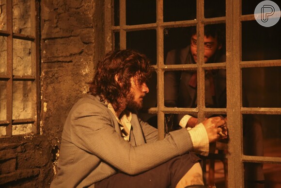 Libério (Felipe Silcler) visita Joaquim (Chay Suede) na cadeia, em cena da novela 'Novo Mundo', em 22 de junho de 2017