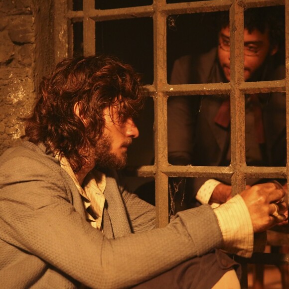 Libério (Felipe Silcler) visita Joaquim (Chay Suede) na cadeia, em cena da novela 'Novo Mundo', em 22 de junho de 2017