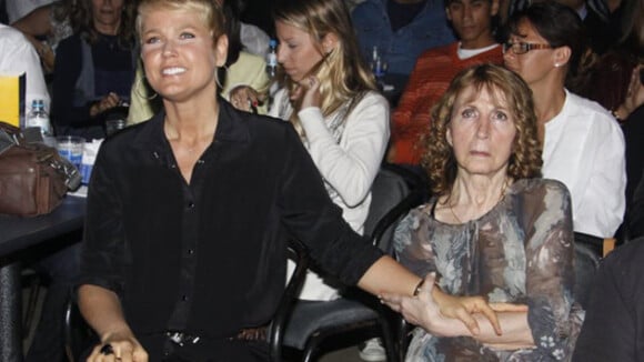 Internada em CTI, mãe de Xuxa chora: 'Sinal que ela ainda está com a gente'