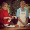 A loira publicou uma foto em que Xuxa aparece cozinhando em seu programa, o 'Estrelas'