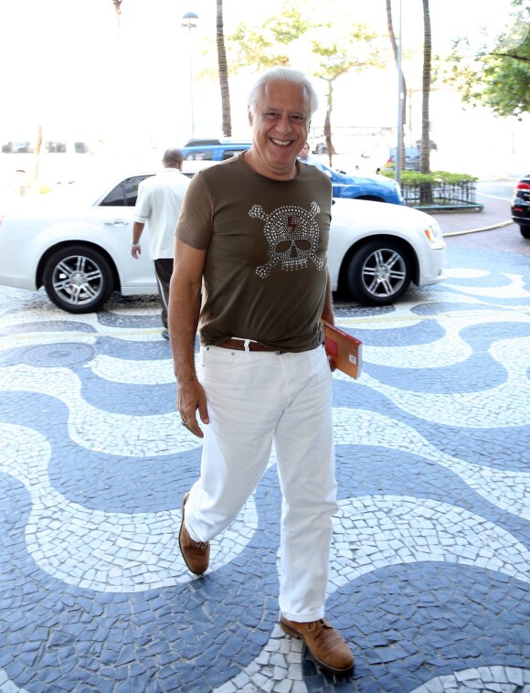 Antonio Fagundes surgiu com a camiseta de caveira na coletiva do filme 'Alemão', em 10 de março d 2014