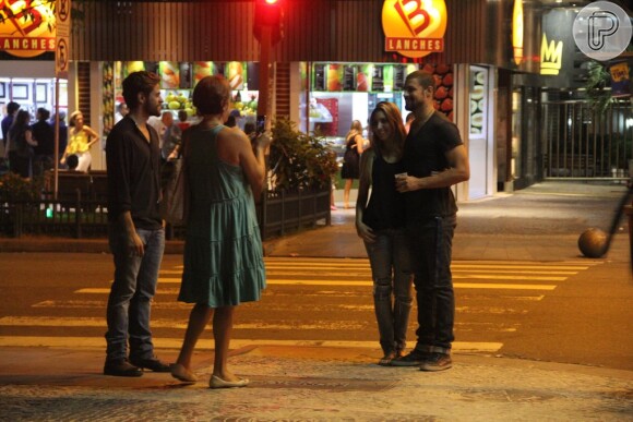 Cauã Reymond faz uma parada em uma lanchonete no Rio de Janeiro e é tietado por fãs na noite desta sexta-feira, 28 de março de 2014
