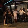 Cauã Reymond faz uma parada em uma lanchonete no Rio de Janeiro e é tietado por fãs