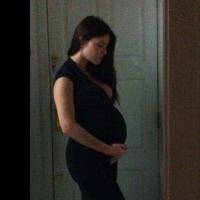 Alinne Moraes mostra barrigão de gravidez em rede social: '7 meses e meio'