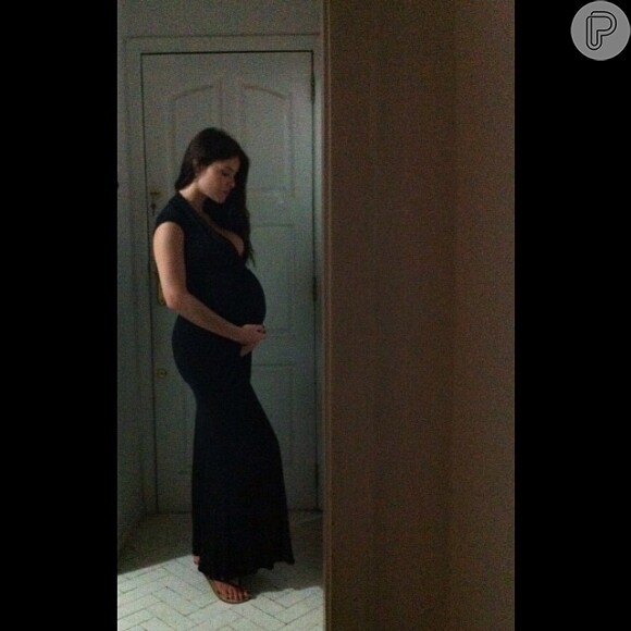 Alinne Moraes publicou em seu Instagram uma foto exibindo sua barriga de sete meses e meio de gestação na tarde desta segunda-feira, 31 de março de 2014