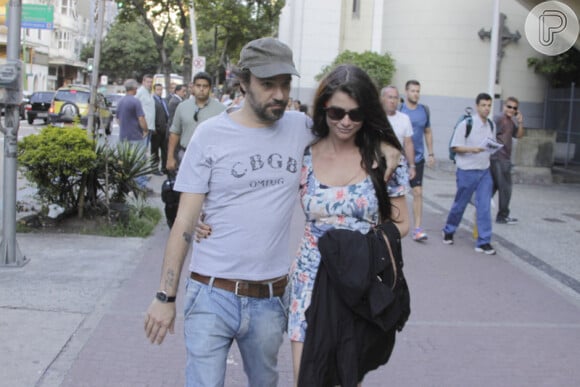 Alinne Moraes e o namorado, Mauro Lima, passeiam pelas ruas de Ipanema, na zona sul do Rio de Janeiro