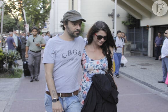 A atriz Alinne Moraes e o namorado, o cineasta Mauro Lima, passeiam abraçados