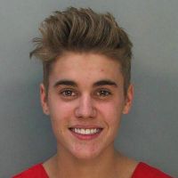 Justin Bieber deve fazer acordo para retirar as três acusações de sua prisão