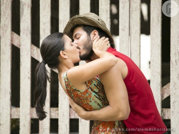 Matias (Begê Muniz) rouba um beijo de Celina (Mariana Rios) no final do show na reinauguração do 'Tapibar', em 'Além do Horizonte'