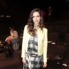 A atriz combinou o vestido xadrez com uma jaqueta de couro para ir ao desfile da Animale no São Paulo Fashion Week. Tudo da grife: vestido à venda por R$ 798, a jaqueta custa R$ 2.198, a sandália vale R$ 498 e a clutch de pelos sai por R$ 498