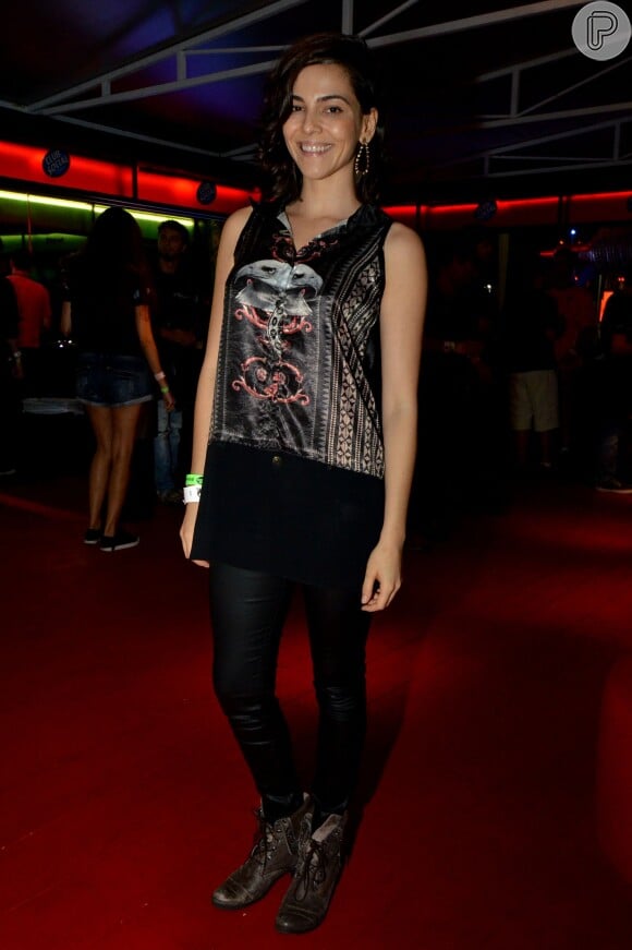 Look de famosas: Tainá Müller usa calça skinny preta, camiseta e botinha 'surrada' em camarote do Rock in Rio