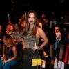 Giovanna Lancellotti aposta na saia de couro em comprimento midi no São Paulo Fashion Week