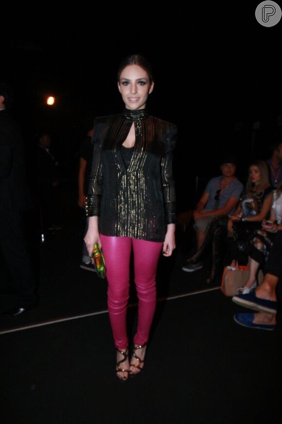 Carol Celico investe em uma calça de couro rosa no São Paulo Fashion Week