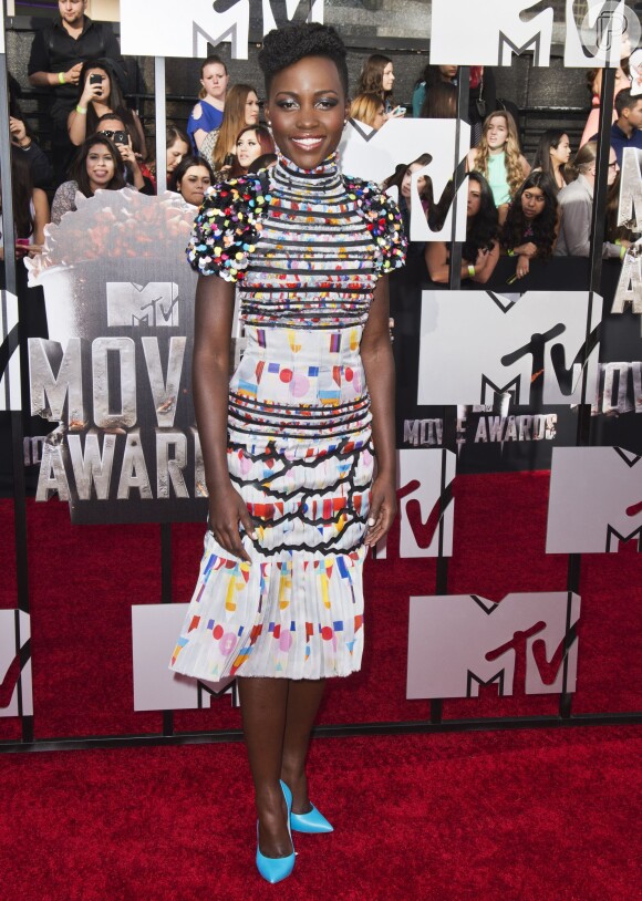 Lupita Nyong'o posa com o vestido Chanel em comprimento midi no MTV Movie Awards 2014