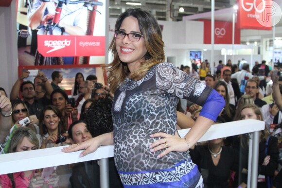 Wanessa participa de feira de óculos em São Paulo (4 de abril de 2014)