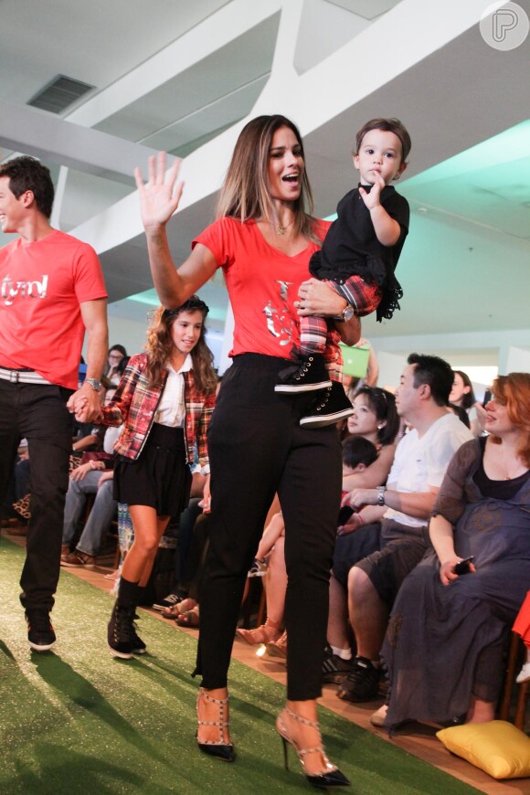 Rodrigo Faro desfilou com a mulher e as três filhas em um evento de moda infantil em São Paulo neste domingo, 6 de abril de 2014