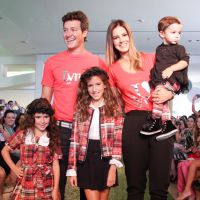 Rodrigo Faro desfila com a mulher e as filhas em evento de moda infantil