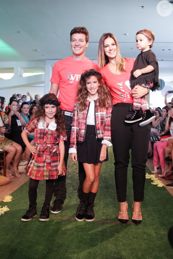 Rodrigo Faro desfilou com a mulher e as três filhas em um evento de moda infantil em São Paulo neste domingo, 6 de abril de 2014