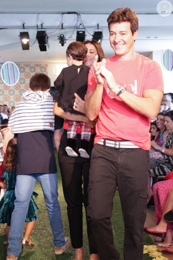 Rodrigo Faro desfilou com a mulher e as três filhas em um evento de moda infantil em São Paulo neste domingo, 6 de abril de 2014