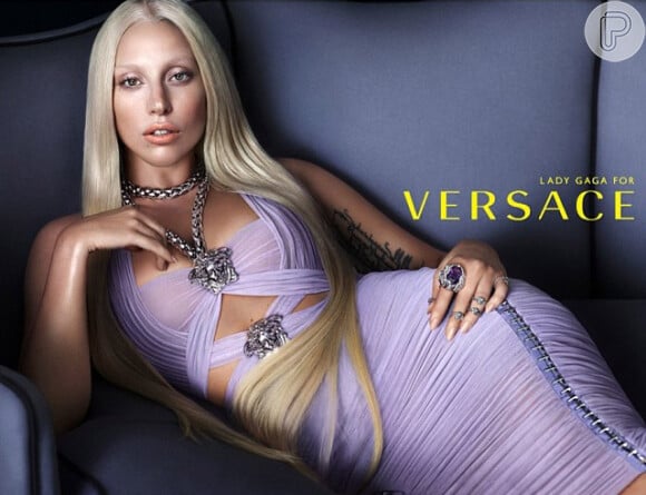 Fernanda Lima usou o mesmo vestido que Lady Gaga aparece no catálogo da Versace