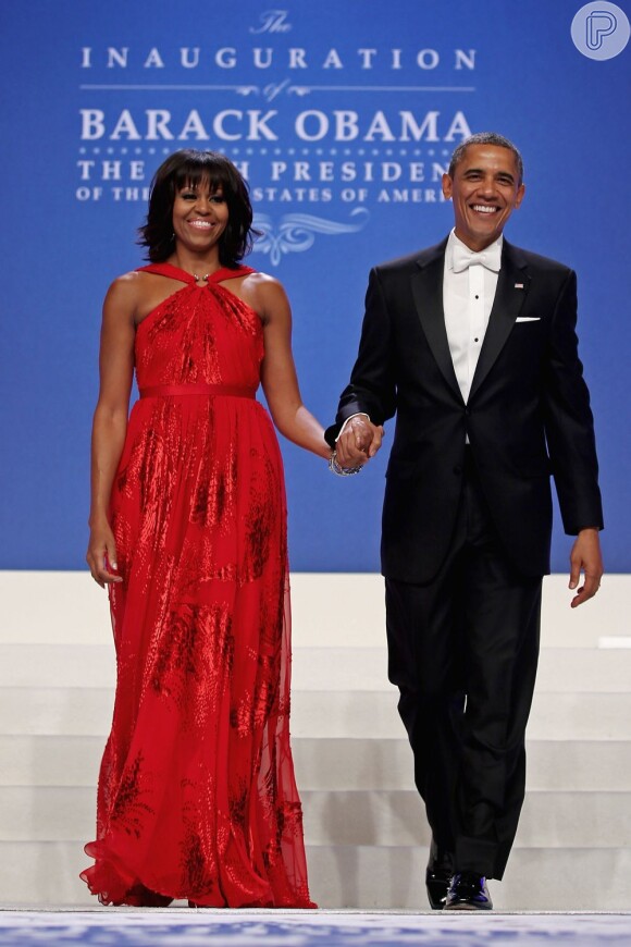 Michelle Obama brilha no baile de posse de Barack Obama com um vestido vermelho e se declara no Twitter para o marido, em 21 de janeiro de 2013