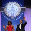 Michelle Obama brilha no baile de posse de Barack Obama com um vestido vermelho e se declara no Twitter para o marido