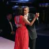 Michelle Obama e Barack Obama dançam em clima romântico