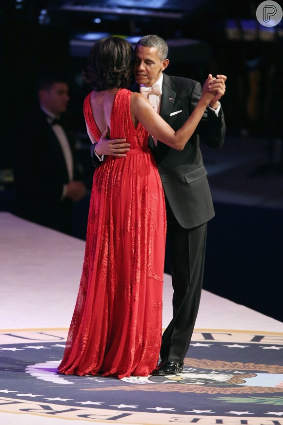 Michelle Obama e Barack Obama dançam em clima romântico
