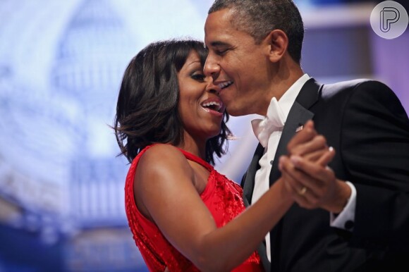 Michelle e Barack Obama dançam juntinhos no baile de posse do presidente