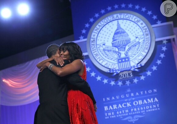 Michelle Obama postou no Twitter que está orgulhosa do marido