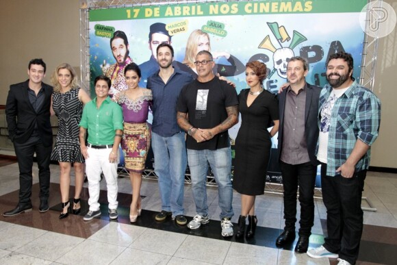 Anitta ao lado do elendo do filme 'Copa de Elite', em São Paulo, em 8 de abril de 2014