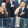Beyoncé canta o hino nacional (com playback, segundo 'TMZ') enquanto o presidente Barack Obama leva a mão ao peito em sinal de respeito à patria, em 21 de janeiro de 2013