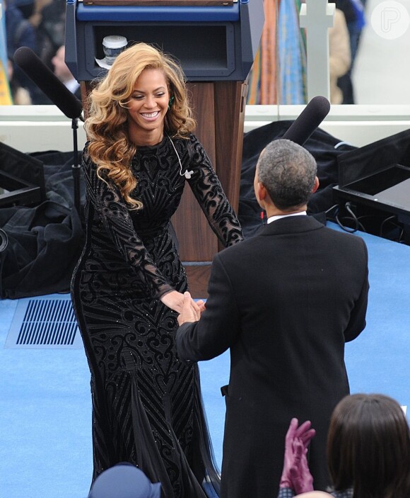 A diva Beyoncé cumprimenta Barack Obama após sua performance