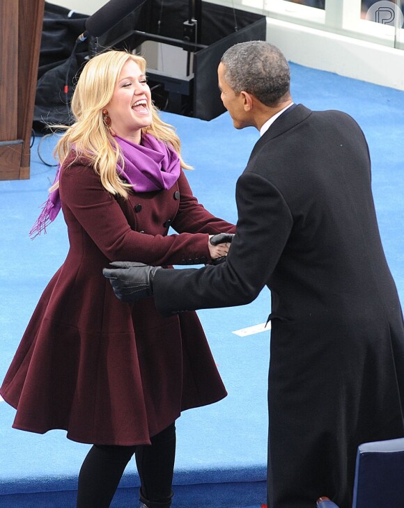 A cantora Kelly Clarkson cumprimenta o presidente Obama