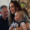 No colo de Kate Middleton, Príncipe George, chama atenção em evento na Nova Zelândia