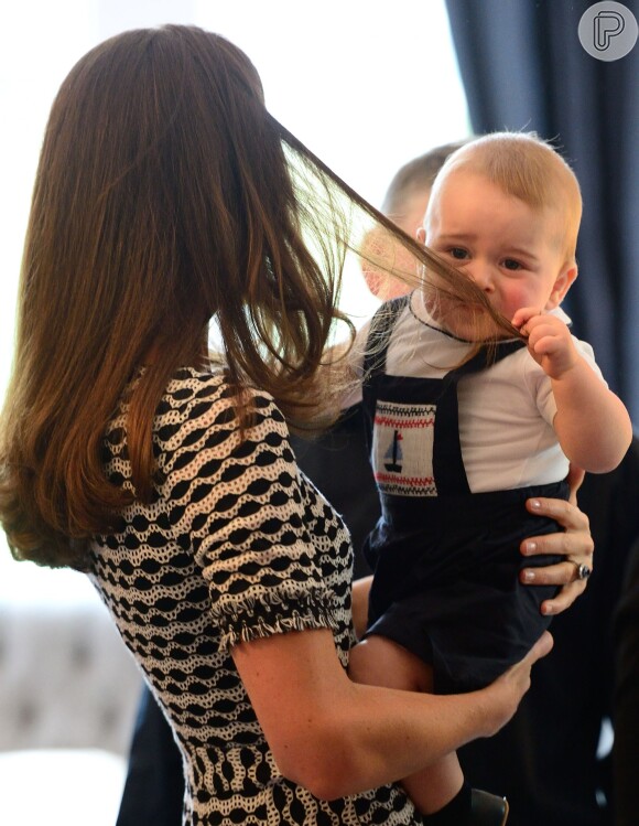 Príncipe George cheira cabelos da mãe, a duquesa Kate Middletlon em evento em Nova Zelândia