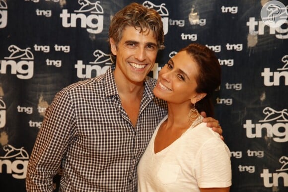 Reynaldo Gianecchini se diverte com Giovanna Antonelli durante a rova de roupas da TNG