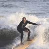 Humberto Martins aproveita as folgas para praticar surfe